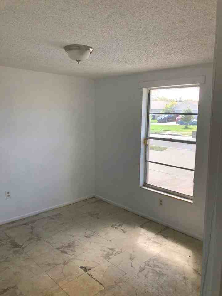 2306 30th Ave W - Photo 5 of 10