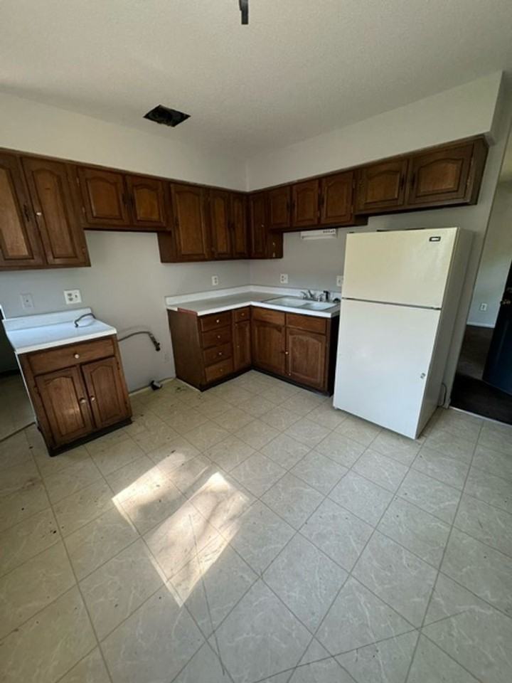 2053 Ontario Cir - Photo 3 of 7