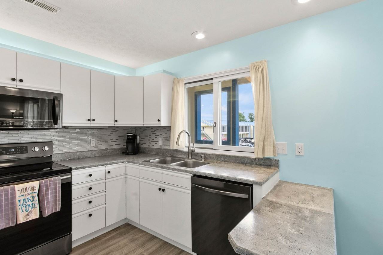 241 Chase Ave - Photo 2 of 26