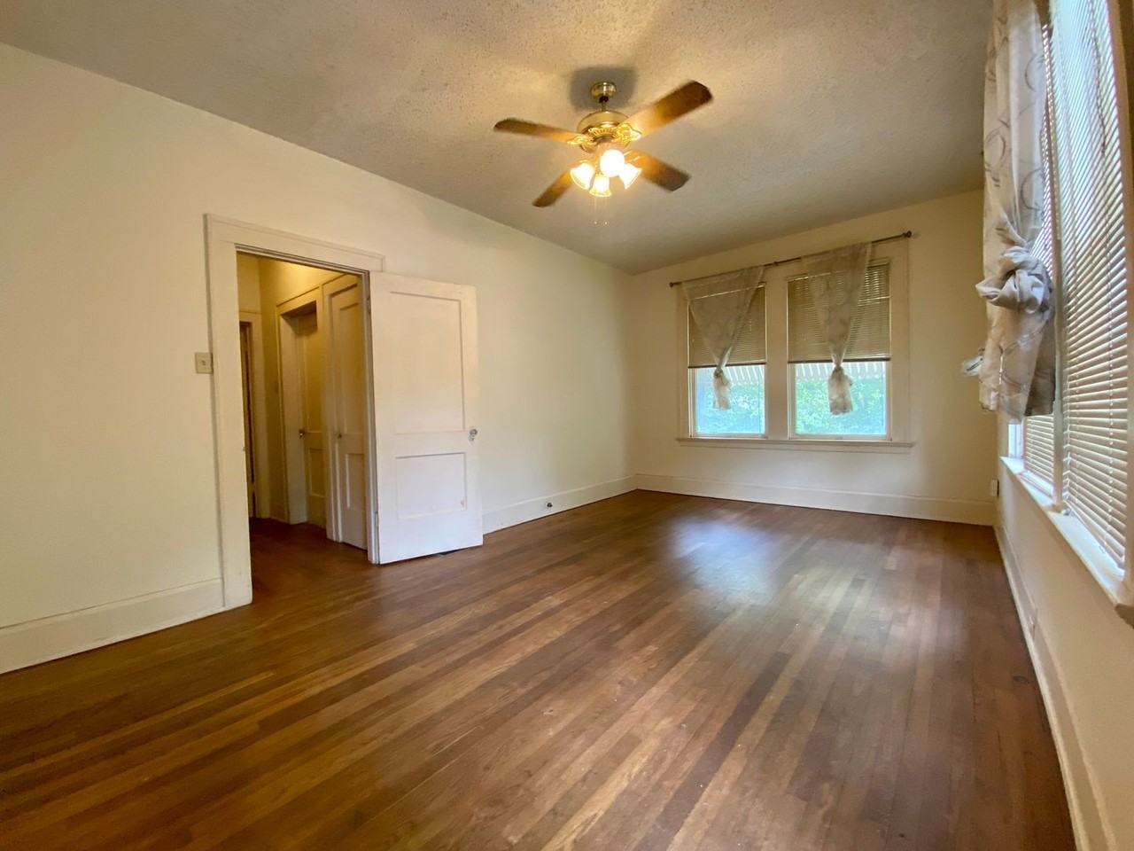 1103 W 22nd St - Photo 6 of 21