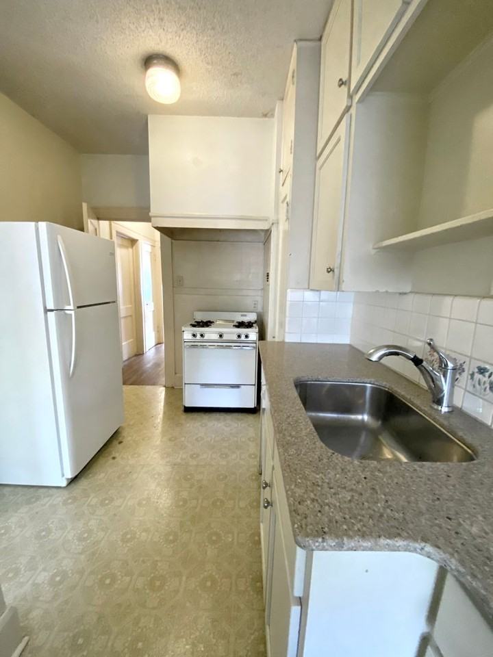 1103 W 22nd St - Photo 7 of 21