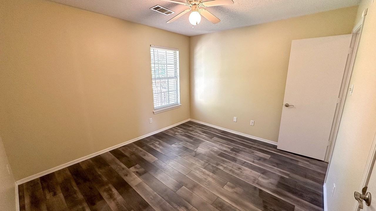 1683 Eastgate Cir - Photo 3 of 16