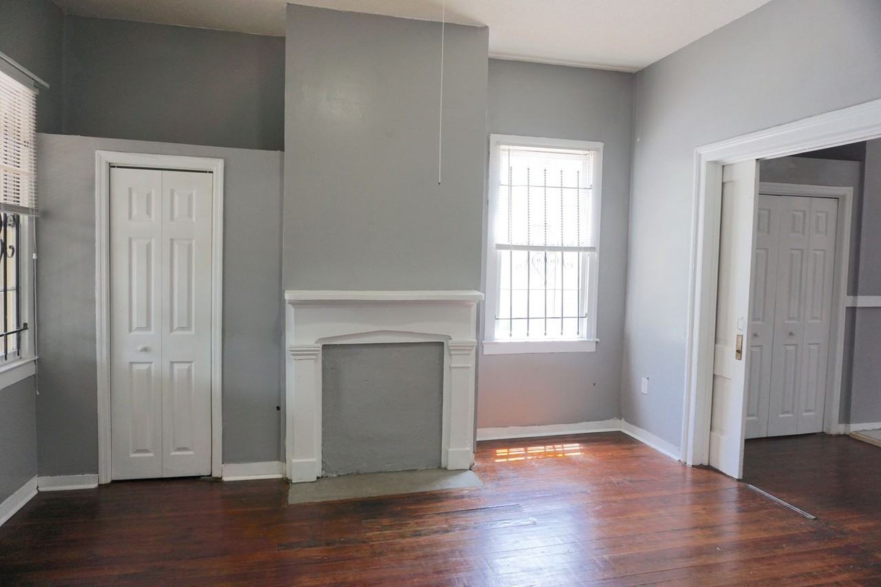 301 W Waldburg St - Photo 2 of 12