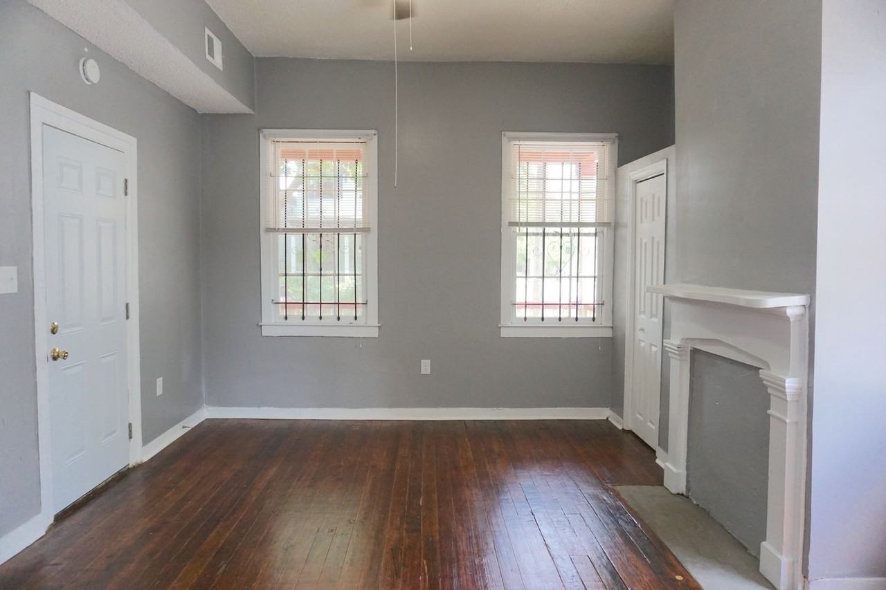 301 W Waldburg St - Photo 3 of 12
