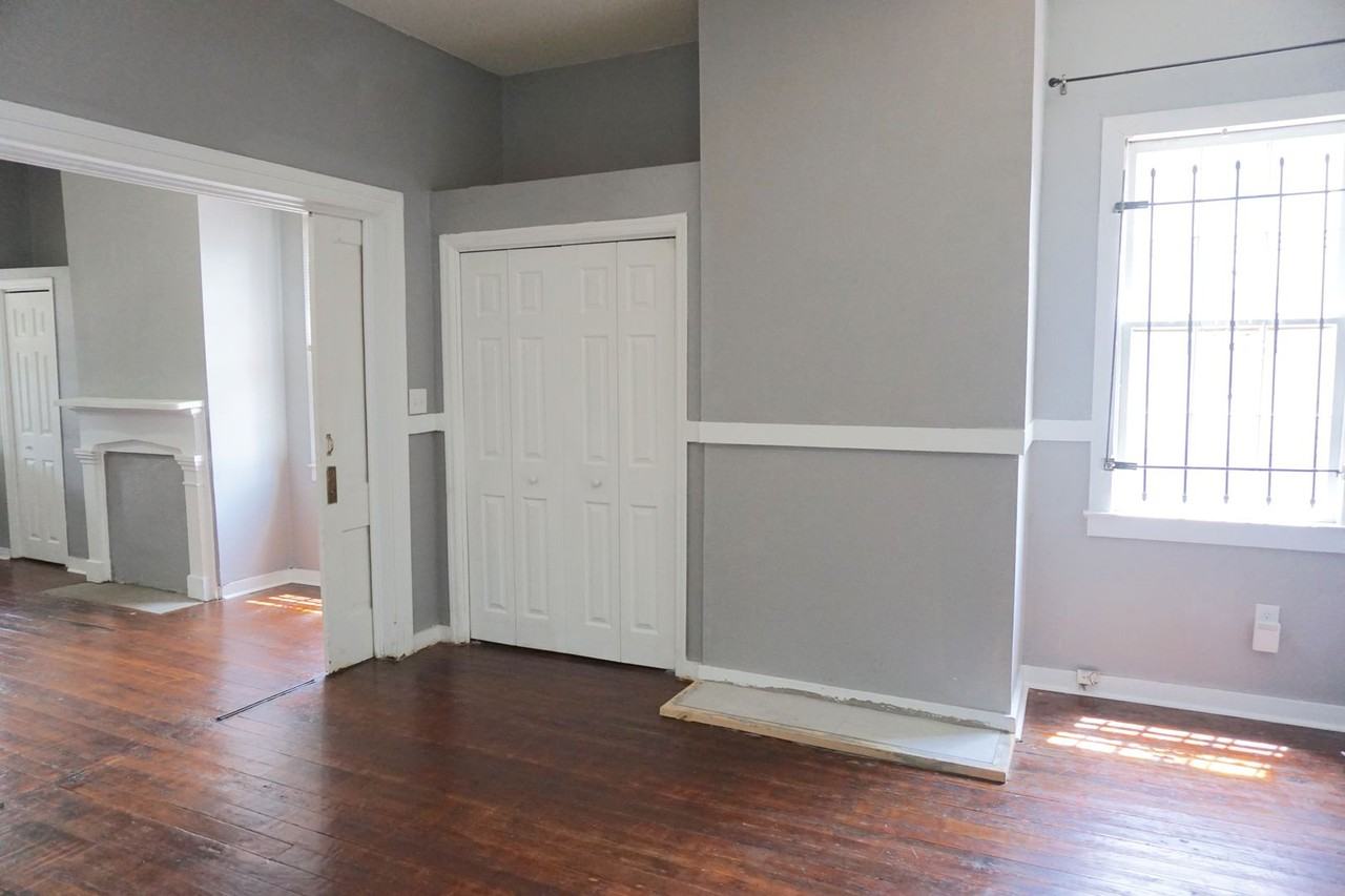 301 W Waldburg St - Photo 5 of 12