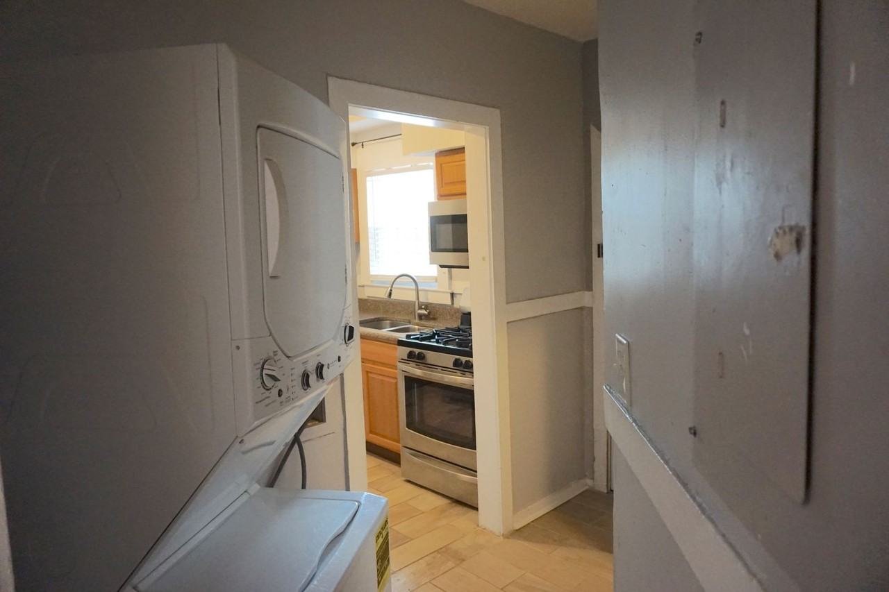 301 W Waldburg St - Photo 6 of 12