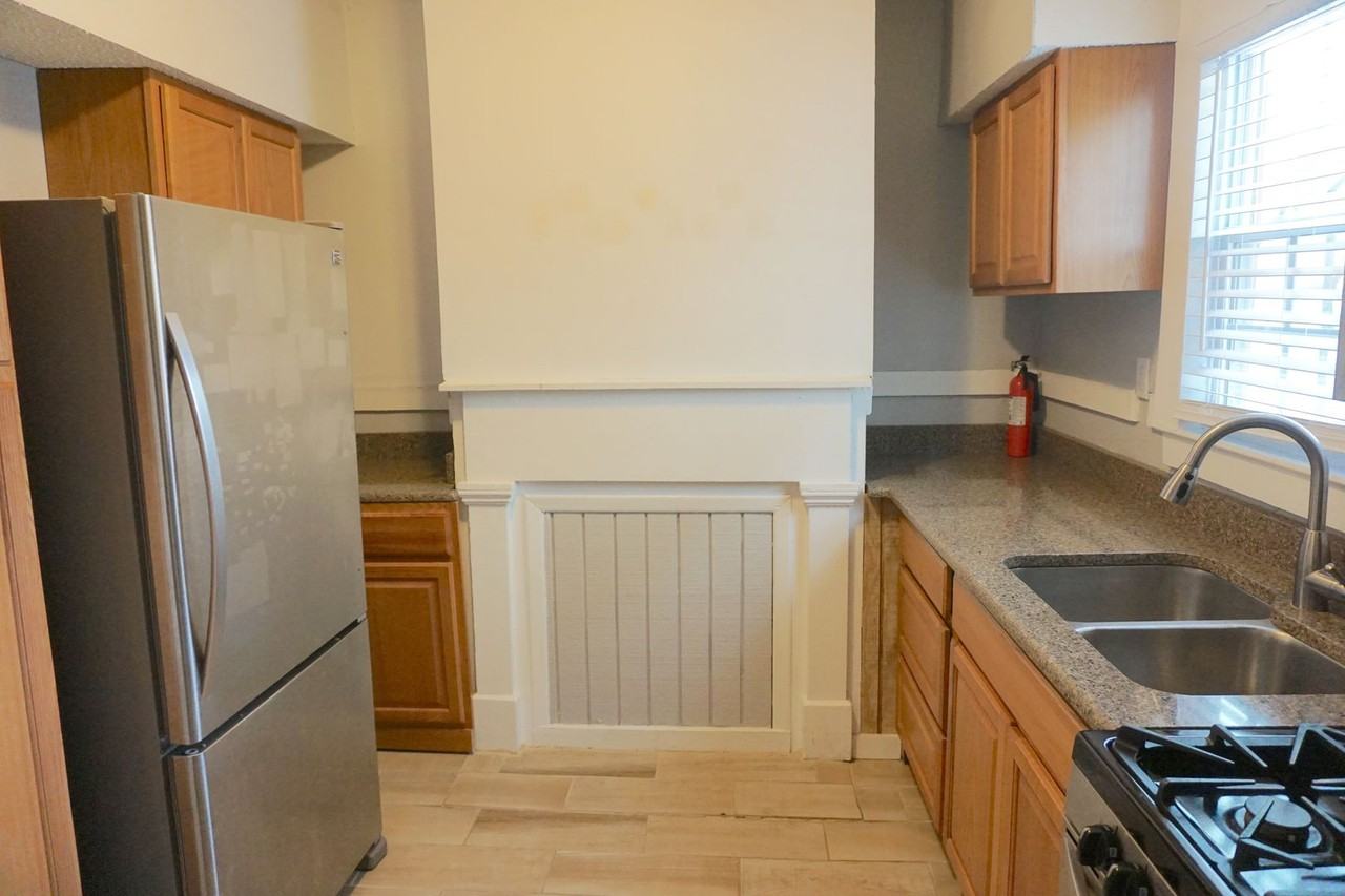 301 W Waldburg St - Photo 7 of 12