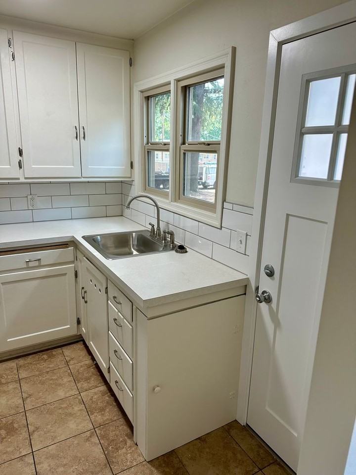 1007 10th Ave Sw - Photo 2 of 9