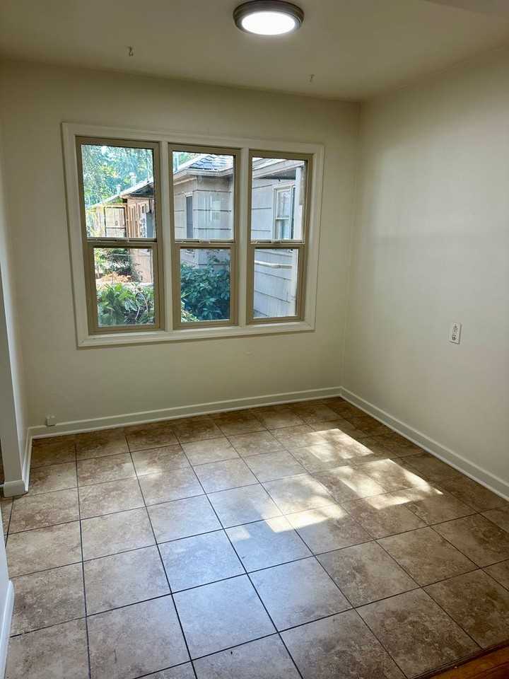 1007 10th Ave Sw - Photo 4 of 9