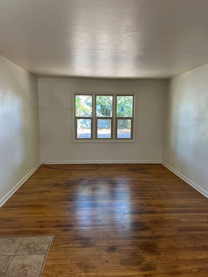 1007 10th Ave Sw - Photo 5 of 9