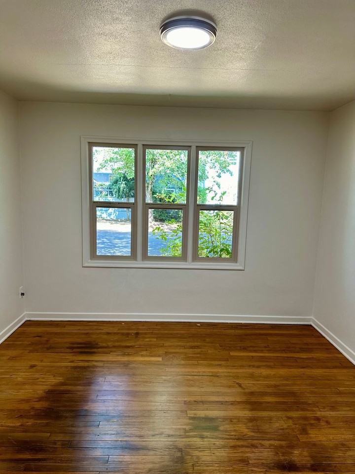 1007 10th Ave Sw - Photo 6 of 9