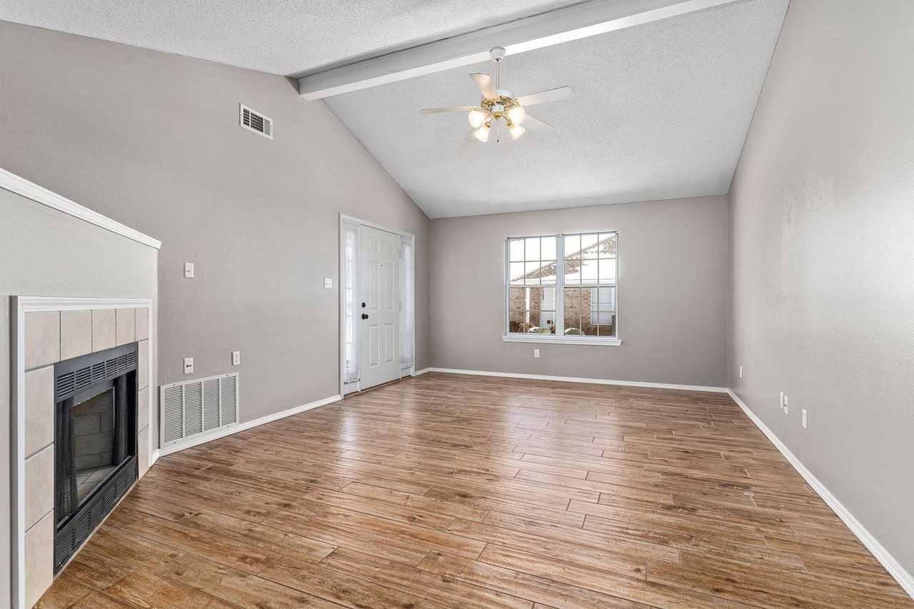 5802 Park Valley Cir - Photo 2 of 27