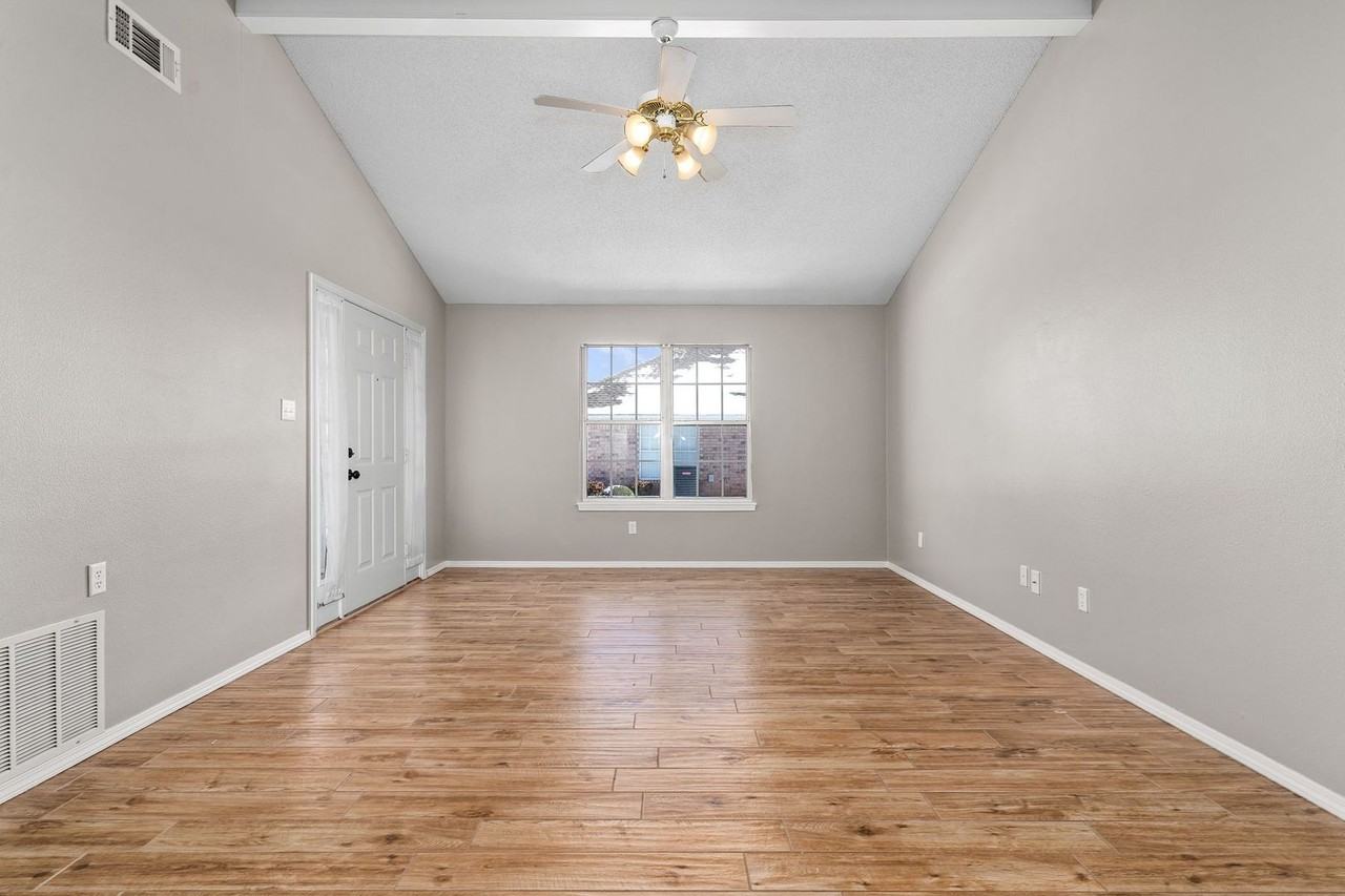 5802 Park Valley Cir - Photo 3 of 27