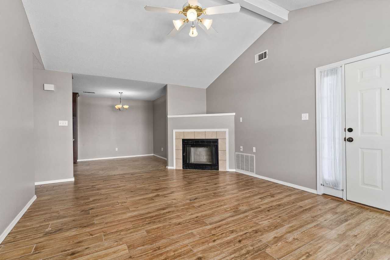 5802 Park Valley Cir - Photo 4 of 27