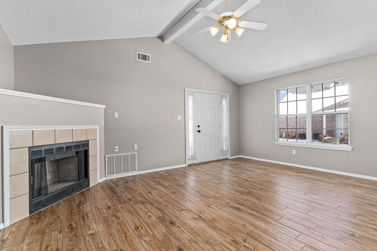 5802 Park Valley Cir - Photo 6 of 27