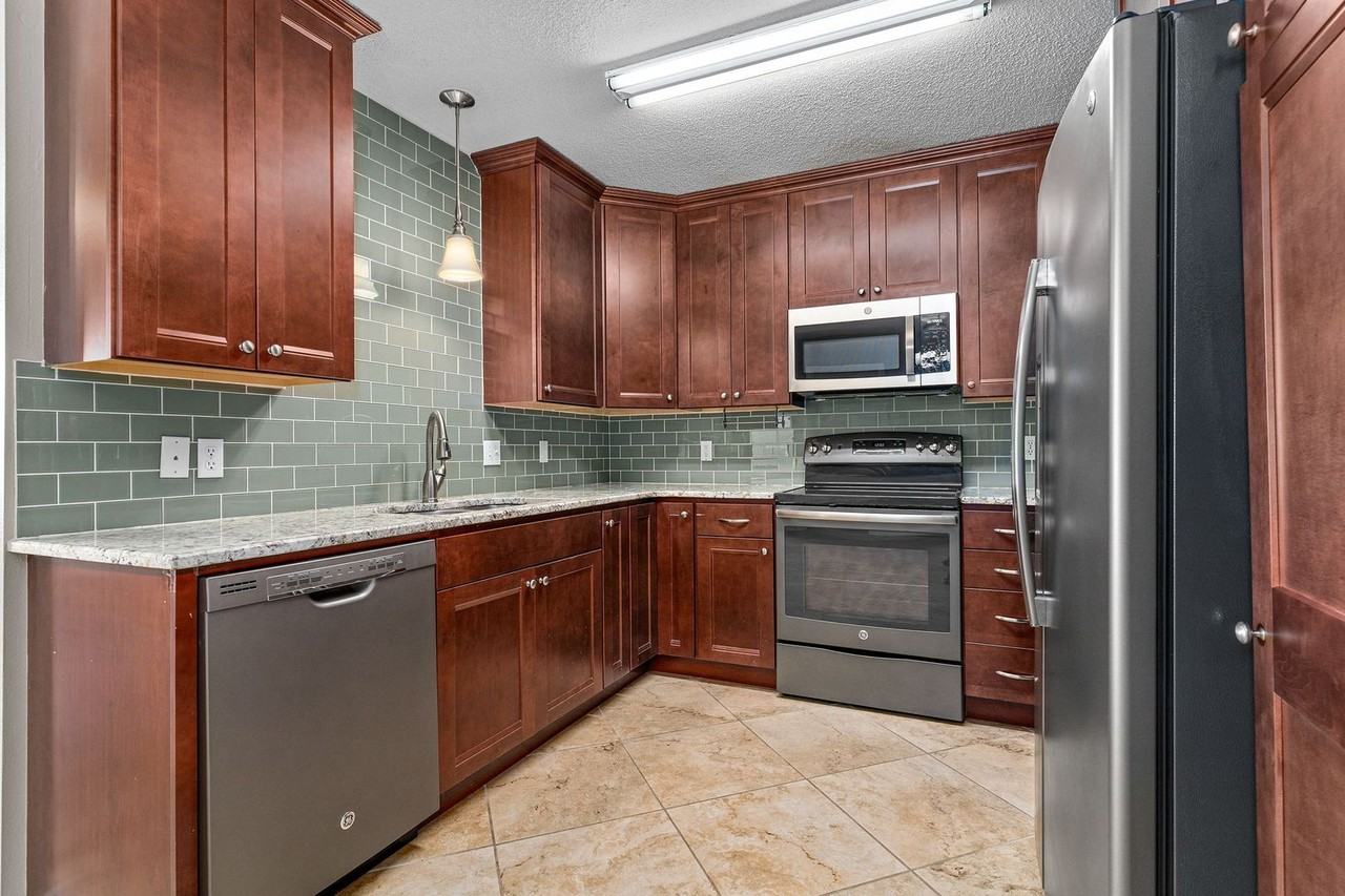 5802 Park Valley Cir - Photo 7 of 27
