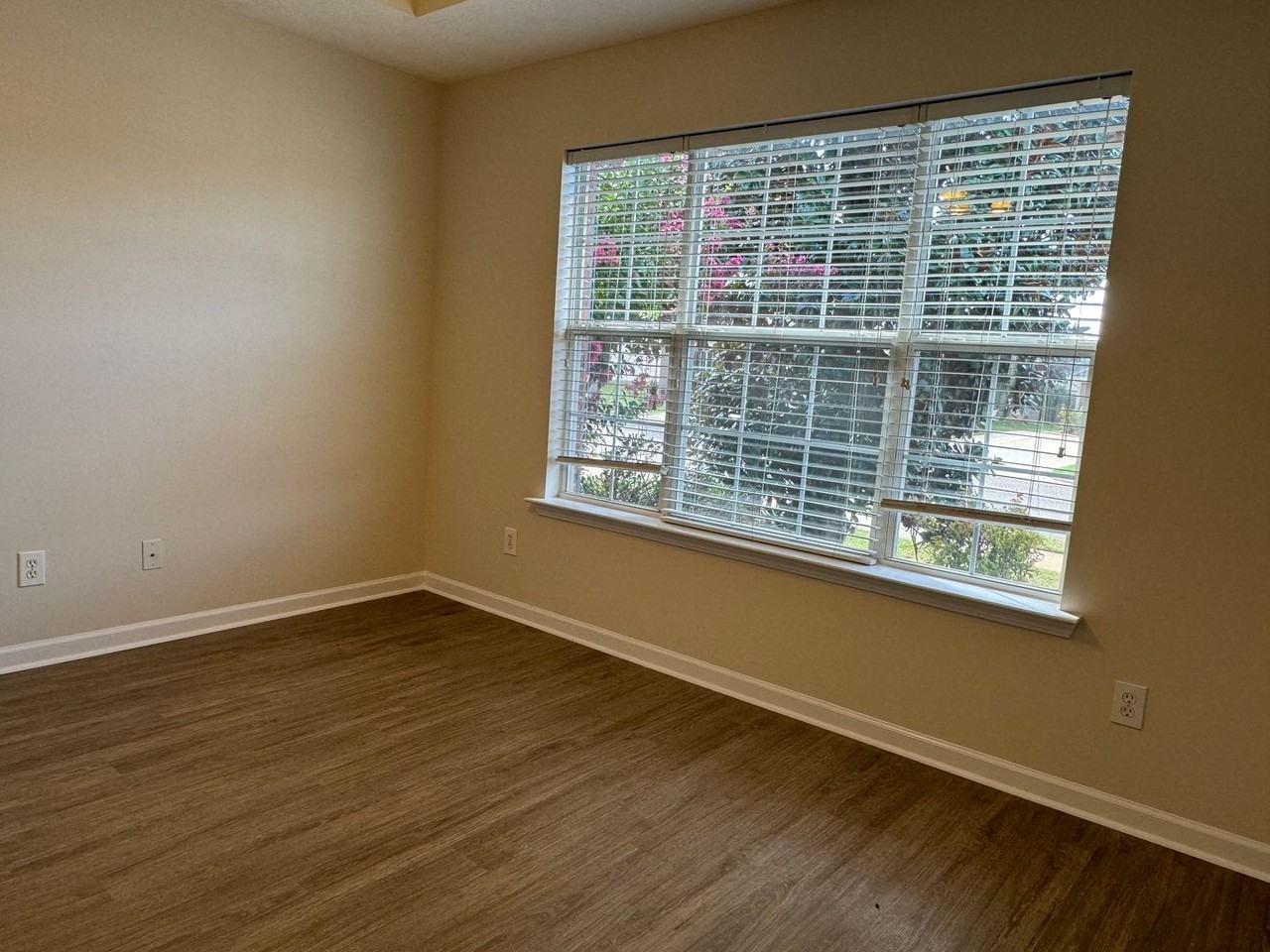 1546 Hawthorne Ln - Photo 2 of 31