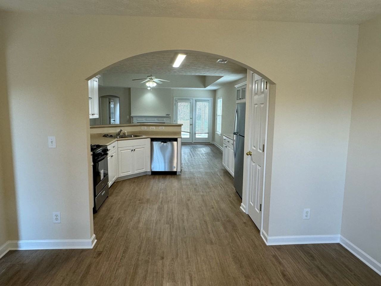 1546 Hawthorne Ln - Photo 3 of 31