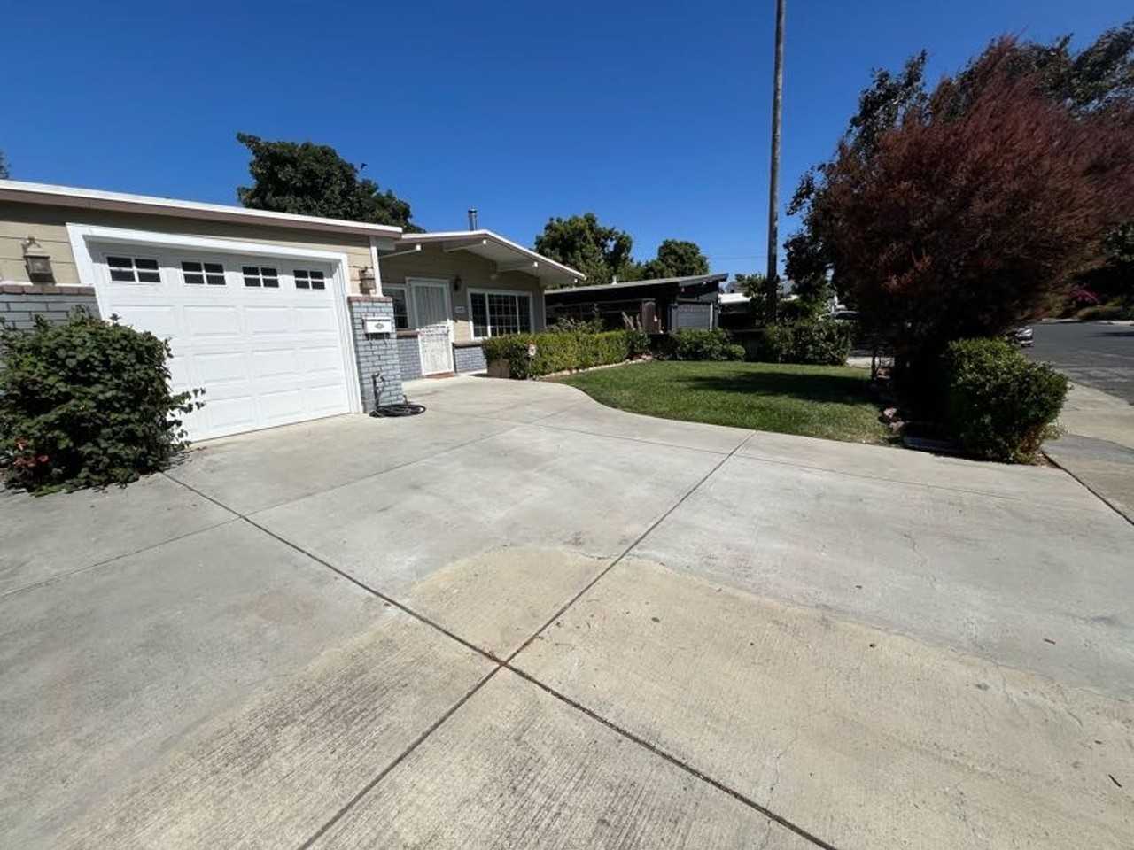 692 Emily Dr - Photo 2 of 26