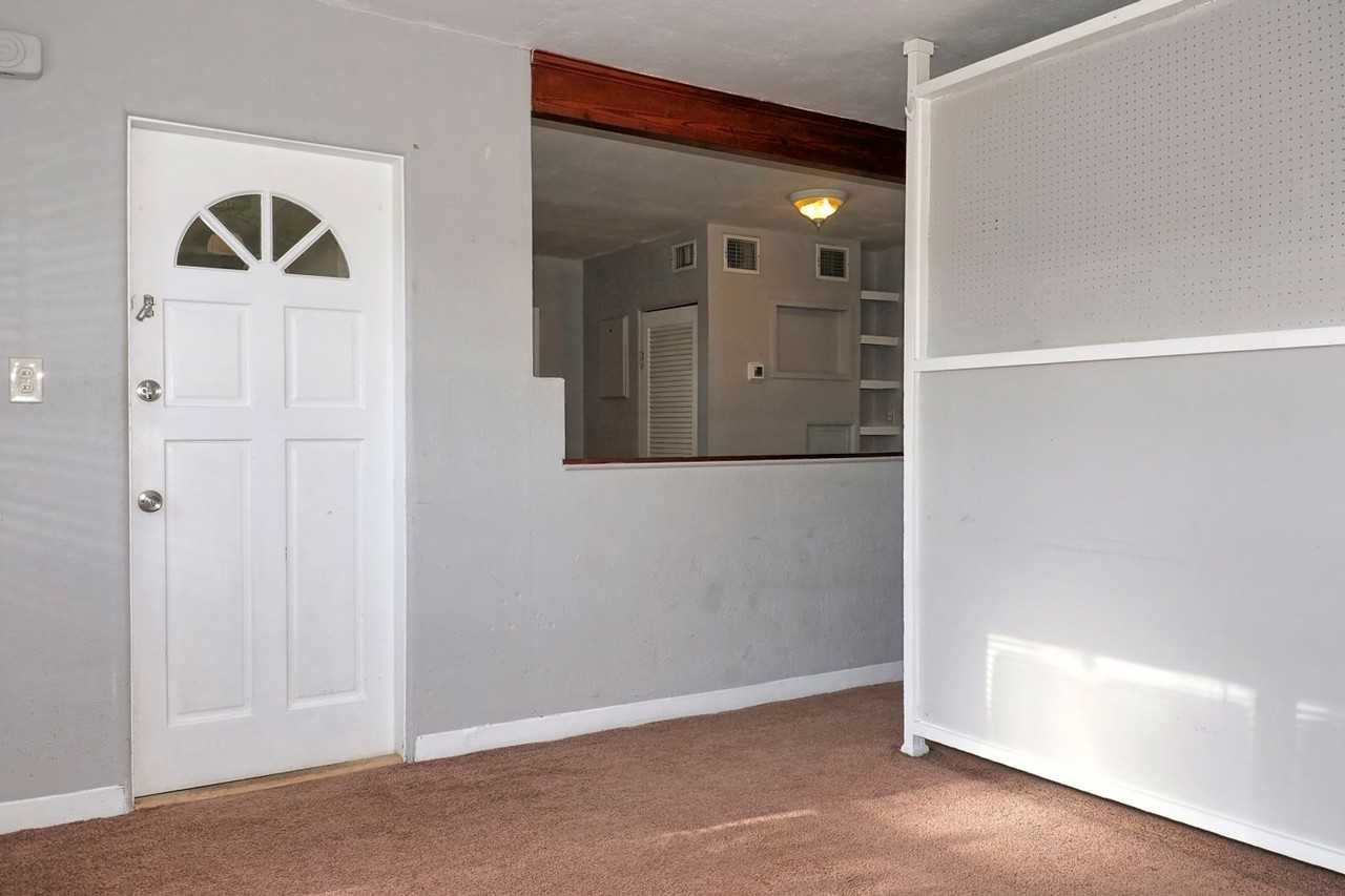 816 Hillcrest St - Photo 3 of 15