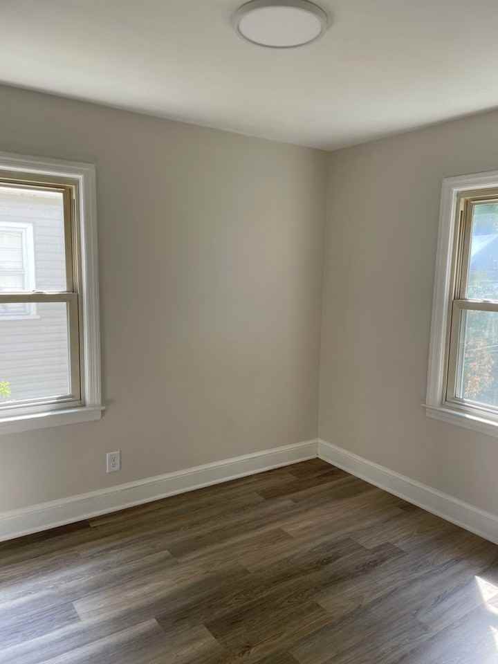 1014 Portland St - Photo 5 of 11