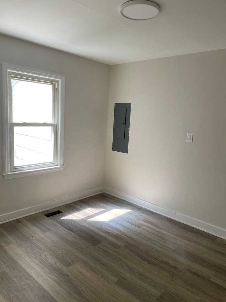 1014 Portland St - Photo 6 of 11