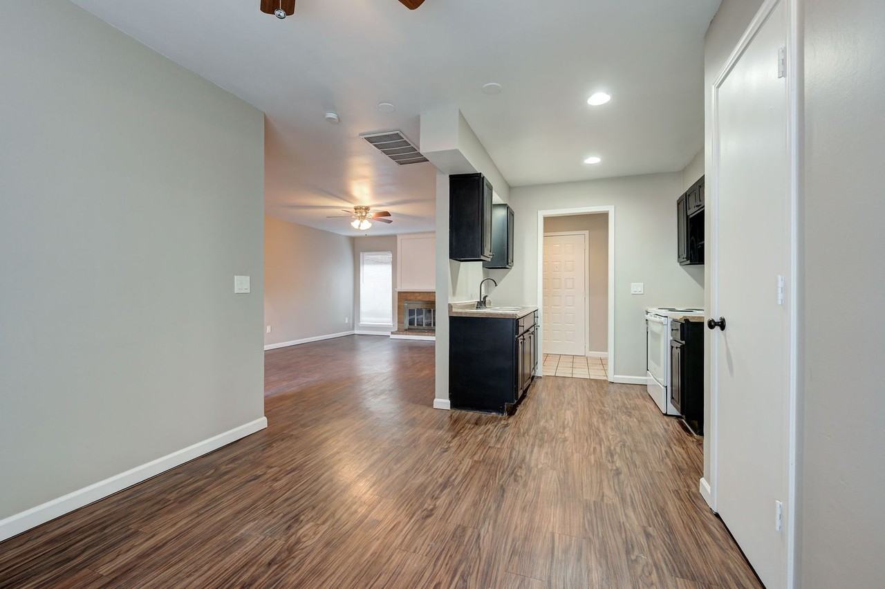 3837 Southwind Ct - Photo 3 of 37