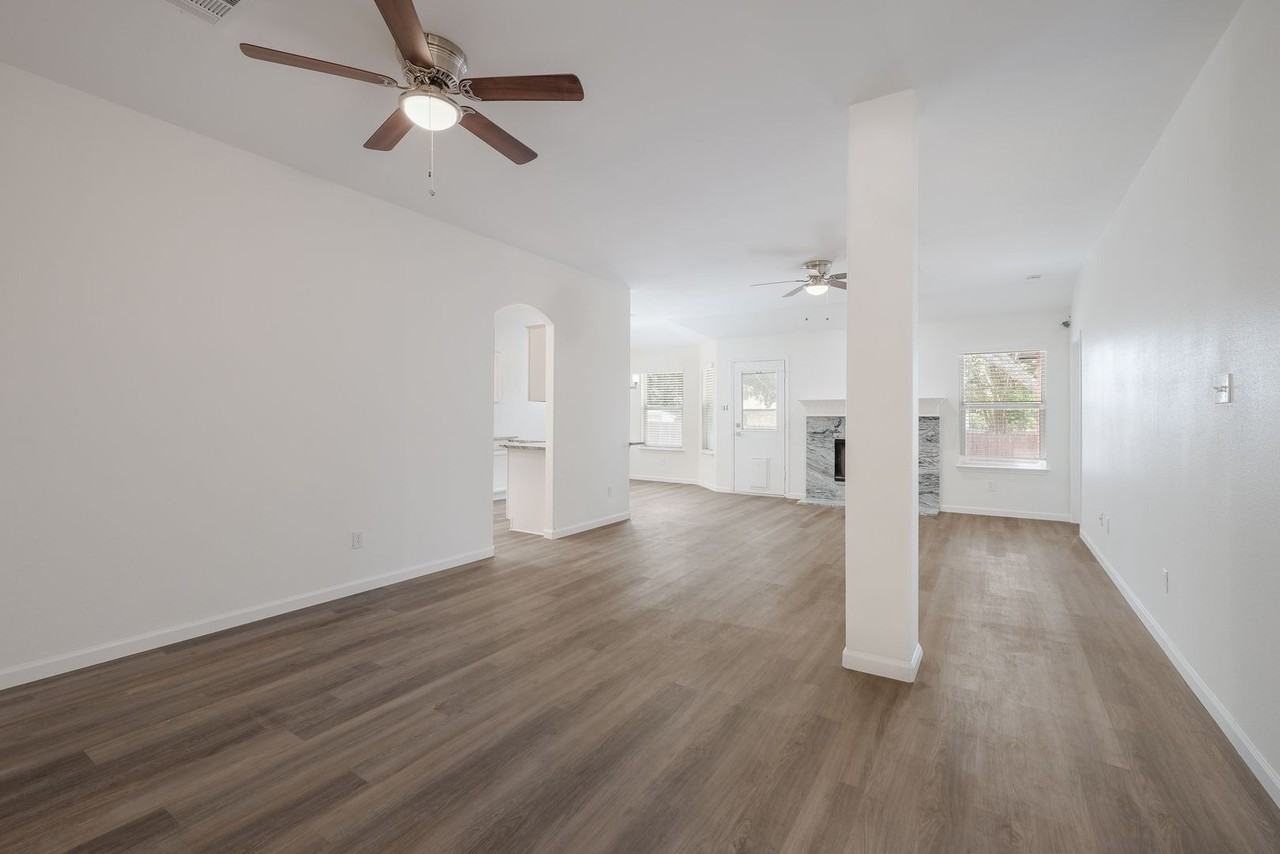 13626 Ashley Oaks - Photo 3 of 25