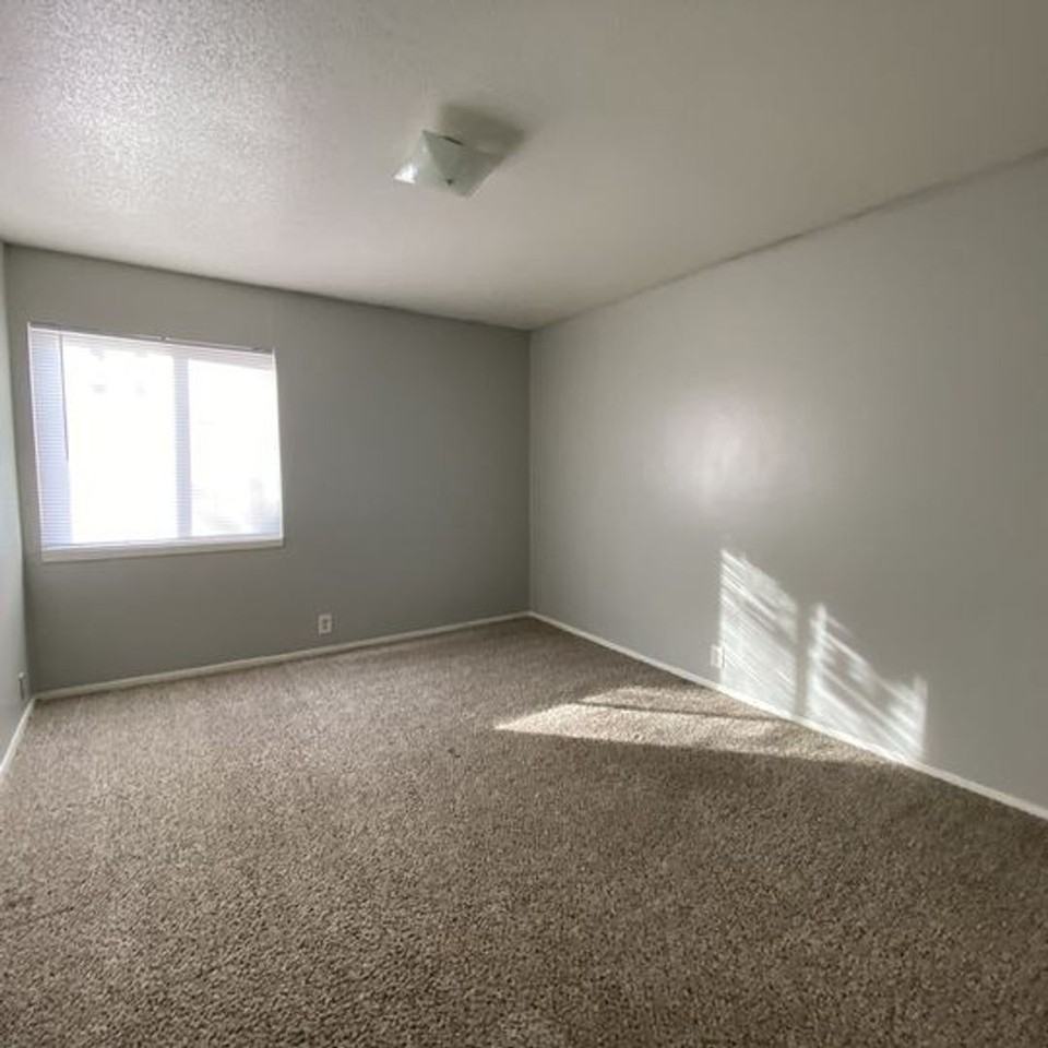 2310 W 26th St - Photo 3 of 36