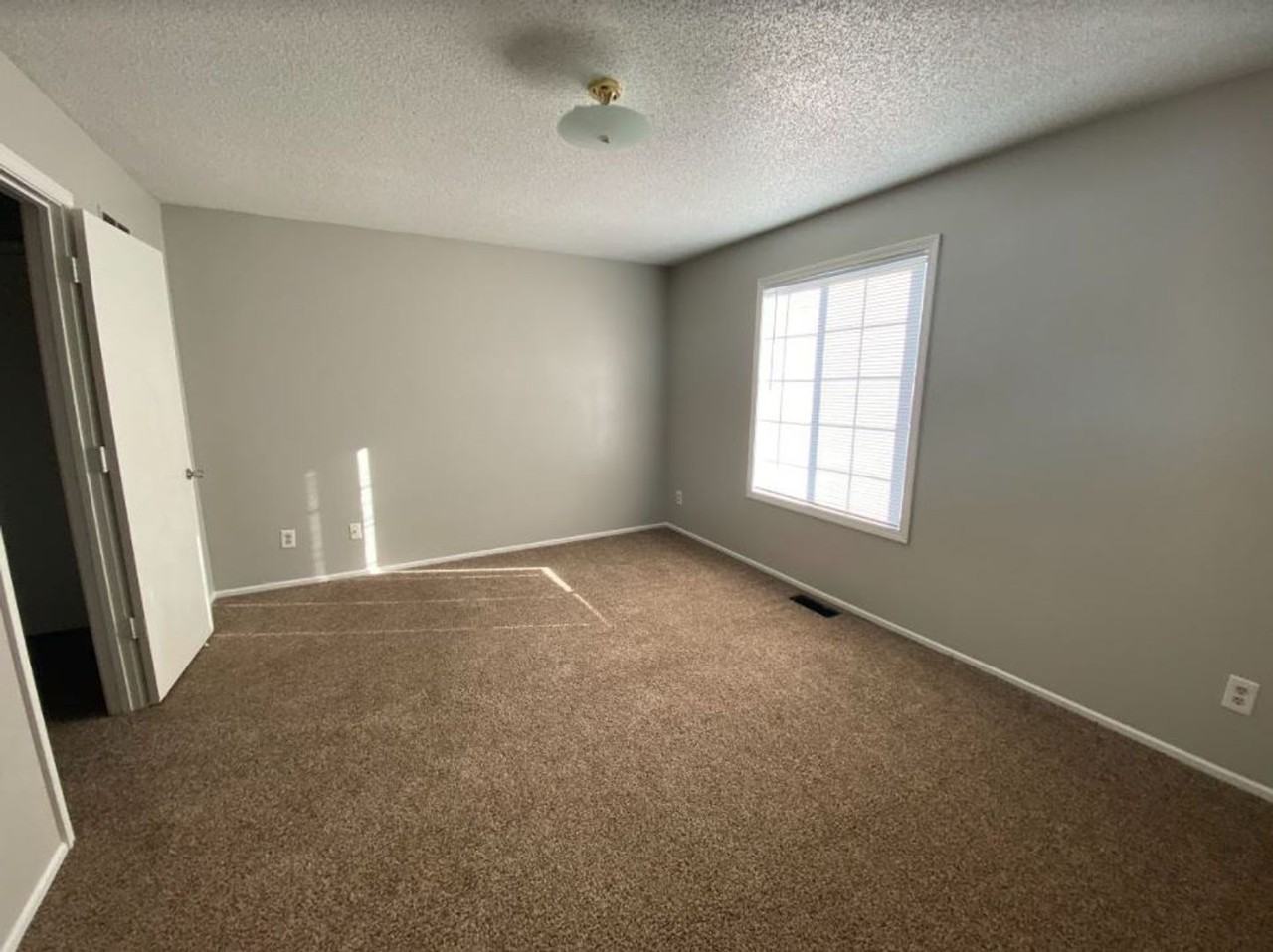 2310 W 26th St - Photo 4 of 36