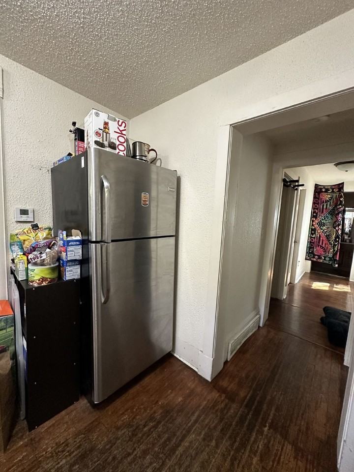 147 Newton St - Photo 7 of 13