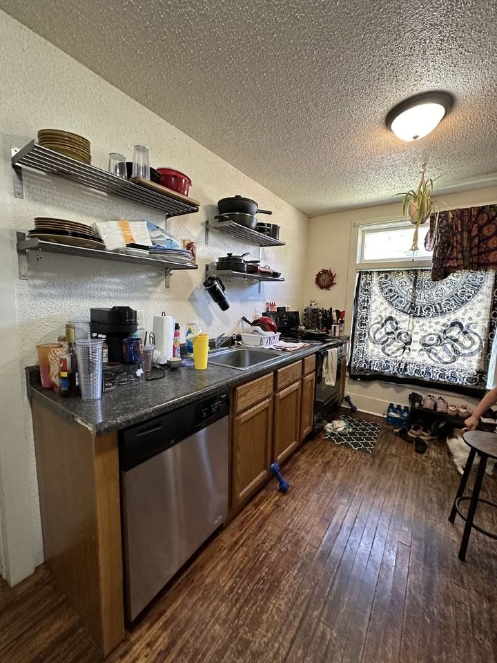 147 Newton St - Photo 6 of 13
