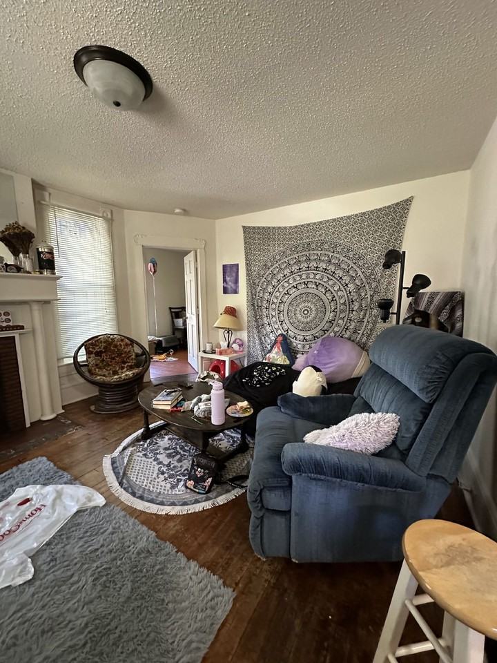 147 Newton St - Photo 3 of 13