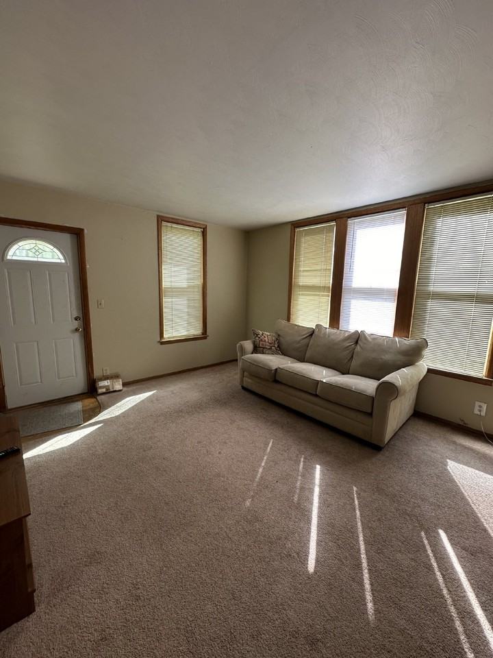 440 Summit Ave - Photo 2 of 13