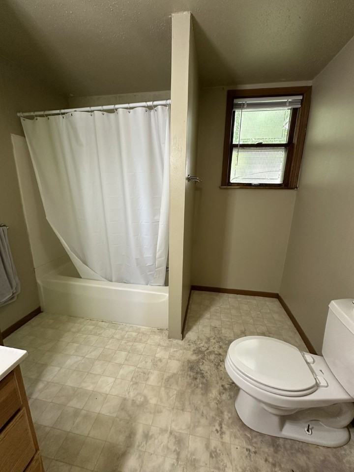 440 Summit Ave - Photo 4 of 13
