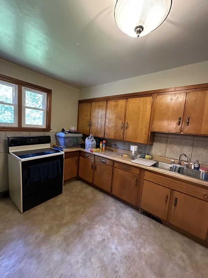 440 Summit Ave - Photo 6 of 13