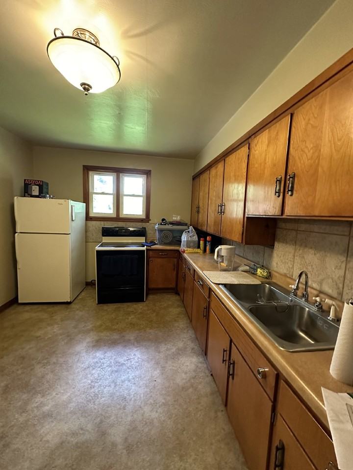 440 Summit Ave - Photo 5 of 13