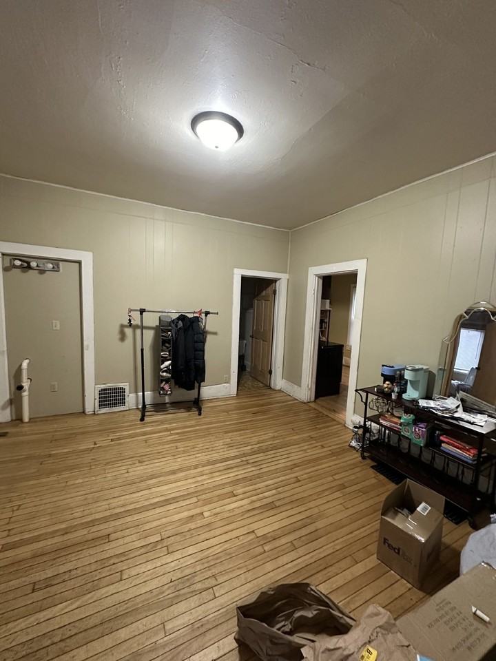 704 Niagara St - Photo 5 of 20