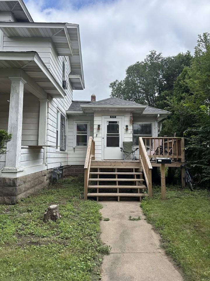 526 W Grand Ave - Photo 2 of 16
