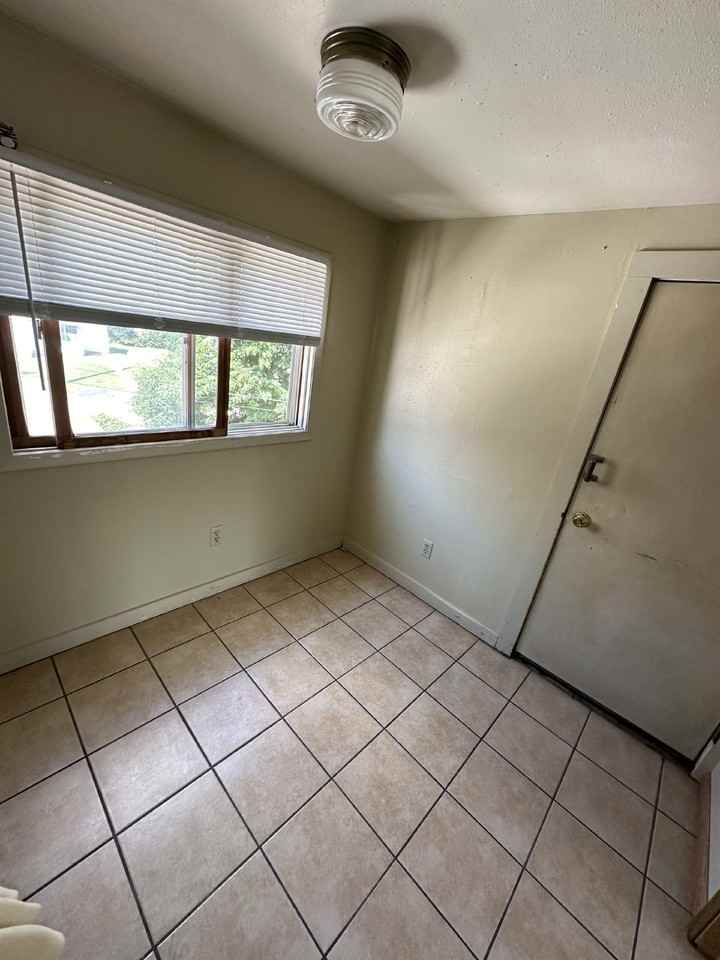 614 1/2 W Grand Ave - Photo 5 of 8
