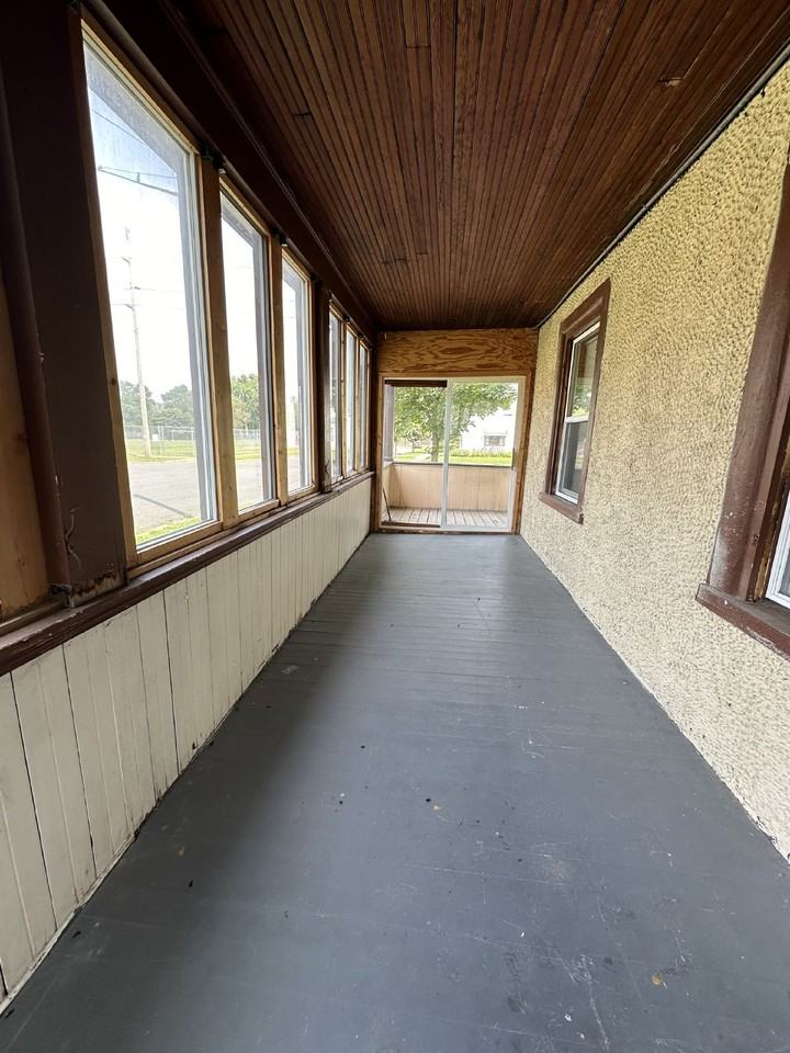 739 Broadway St - Photo 7 of 22