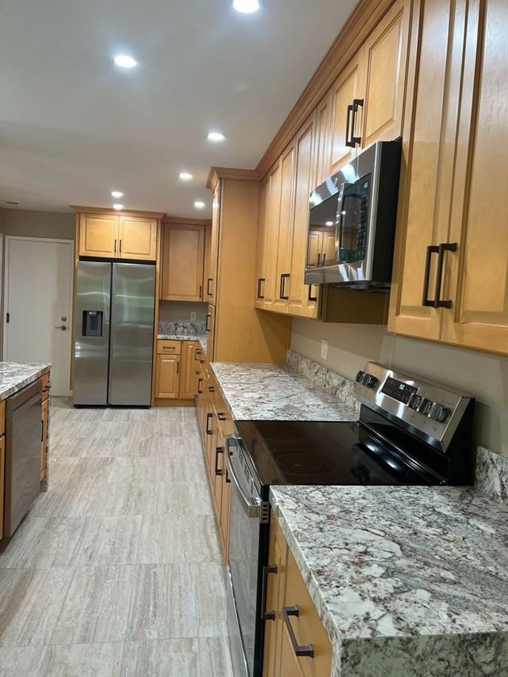 1525 Siskiyou Dr - Photo 3 of 27