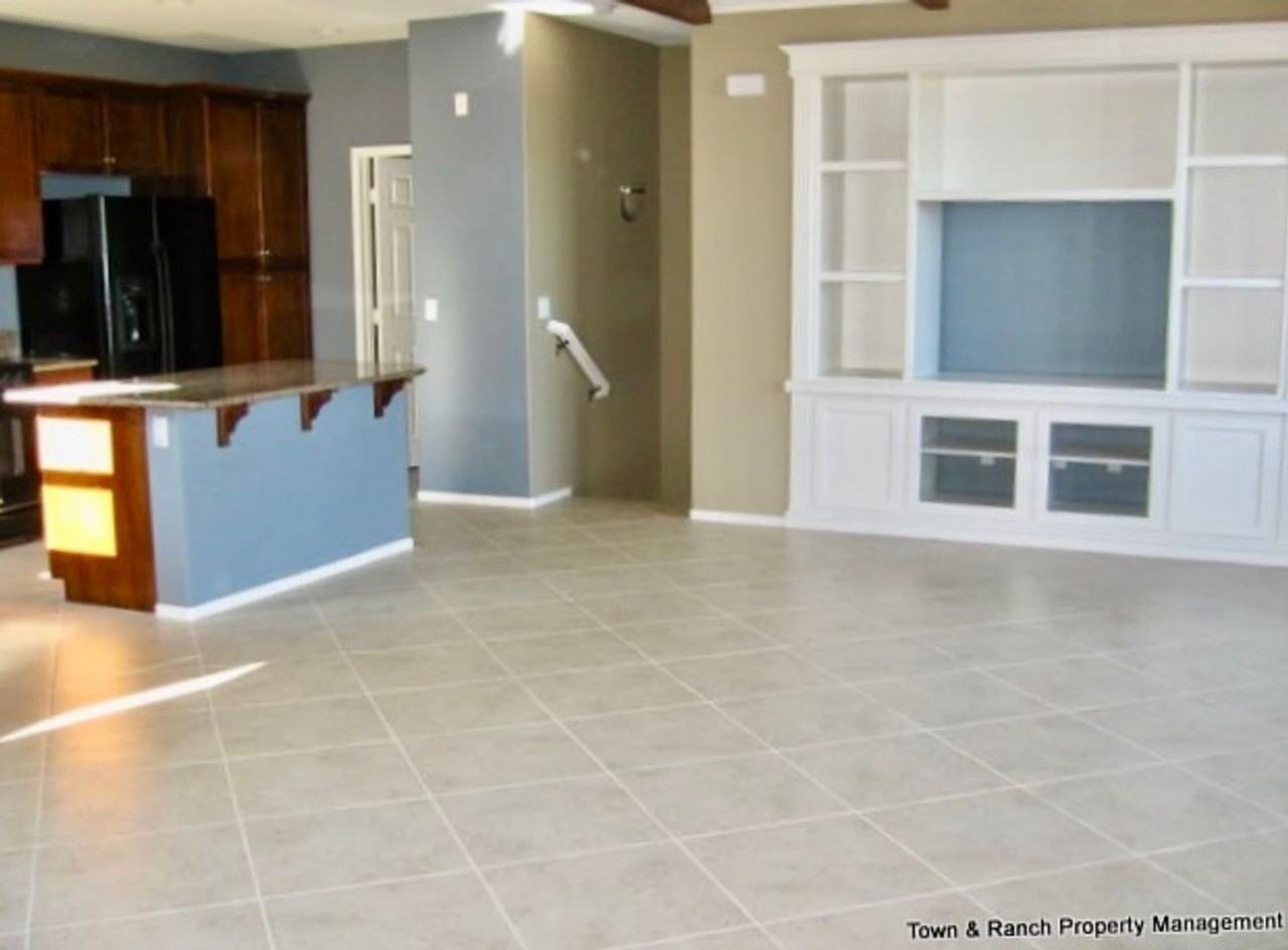 1104 Calabria St - Photo 3 of 12