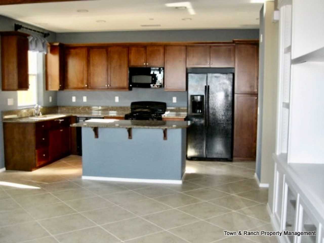 1104 Calabria St - Photo 4 of 12