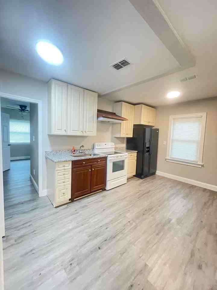 1936 Lambert St - Photo 4 of 16