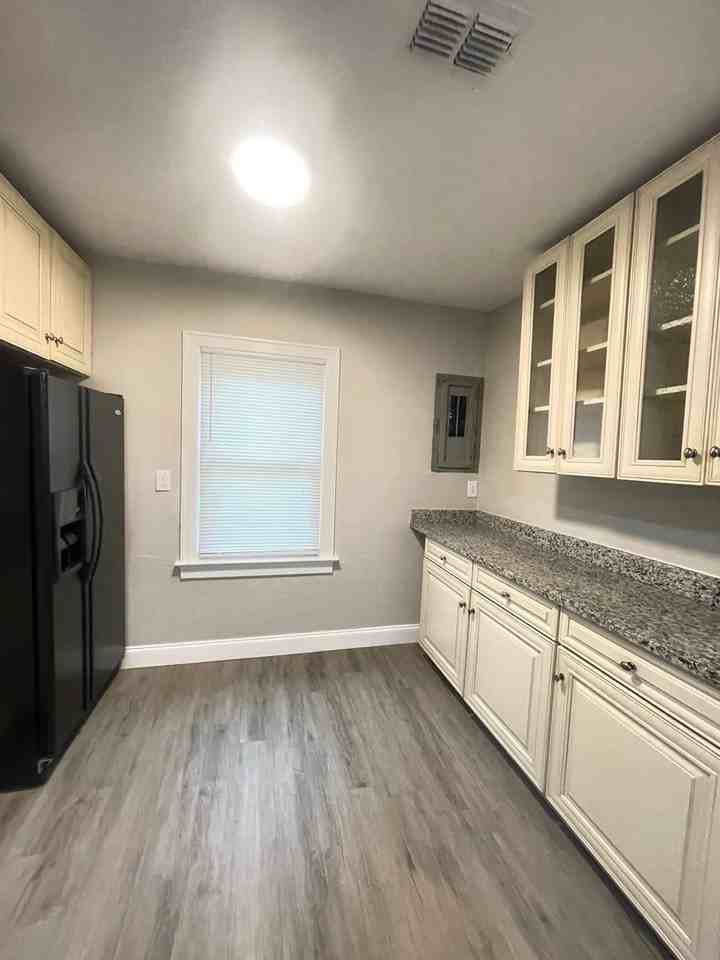 1936 Lambert St - Photo 5 of 16
