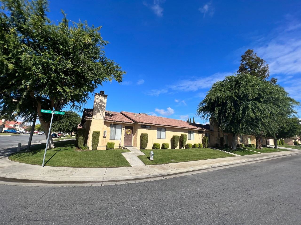 8600 White Rock - Photo 2 of 16