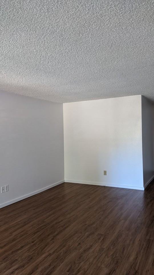 738N - Photo 2 of 10