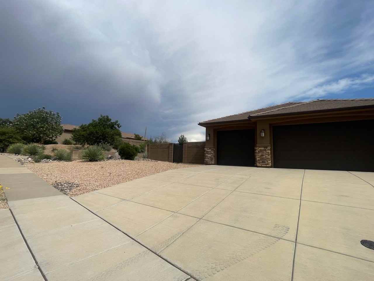 688 N Highland Pkwy - Photo 2 of 41