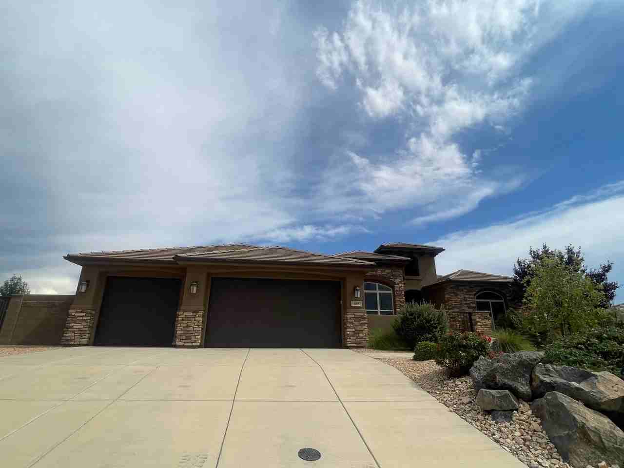 688 N Highland Pkwy - Photo 3 of 41